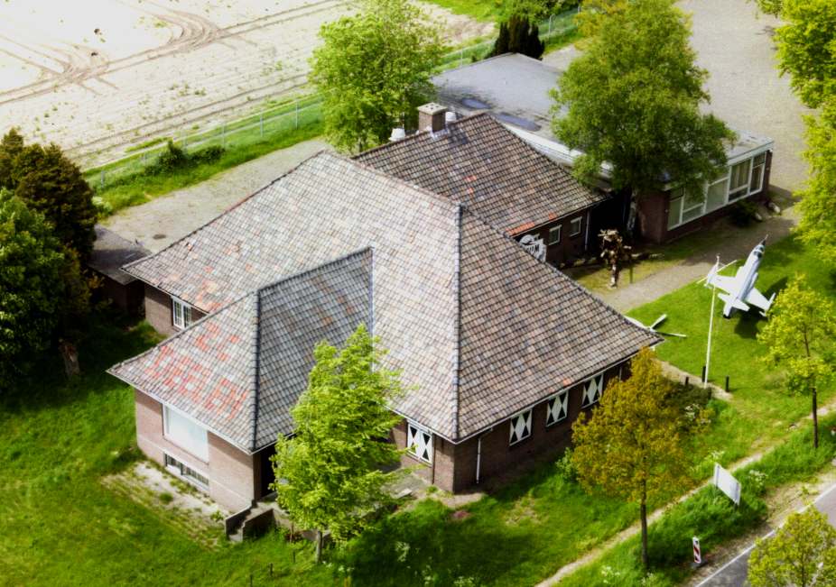 Museum Deelen is located in Building 20, de vm. petty officers' mess of the Kon. Air force. During the war the building by the Germans vm. gebruikt as anti-aircraft command post (commandopost) the nearby Flak statement to the Hooilaan.